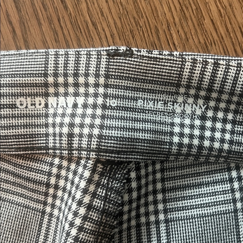 Old Navy Pixie Skinny Pants - Picture 3 of 5